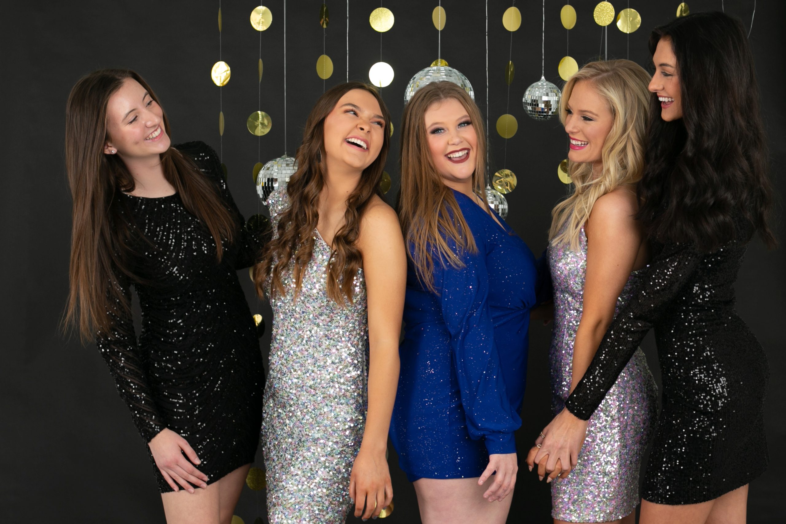 high school senior girls posing for a New Year's Photo