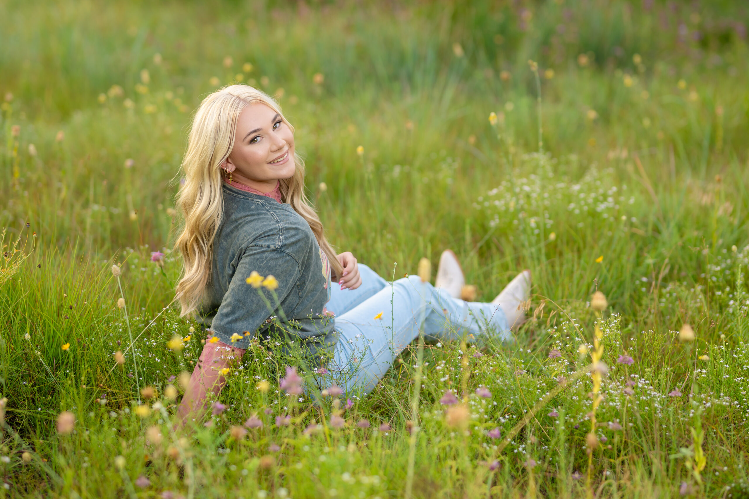 senior girl pictures in a field in edmond, oklahoma